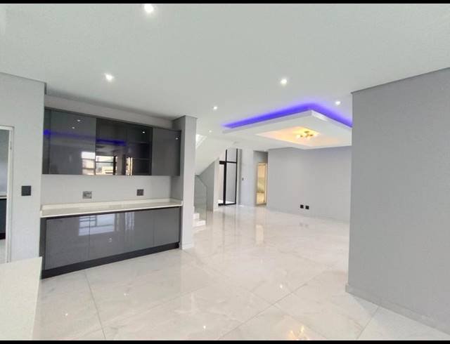 5 BEDROOM HOUSE FOR SALE IN SIX FOUNTAINS RESIDENTIAL ESTATE